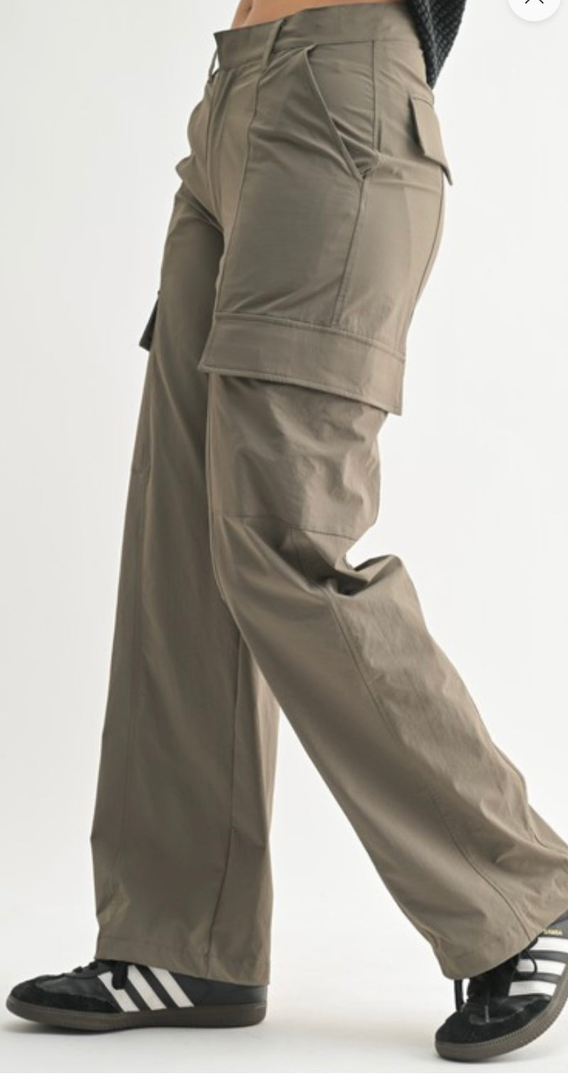Mid-Rise Wide Leg Cargo Pants