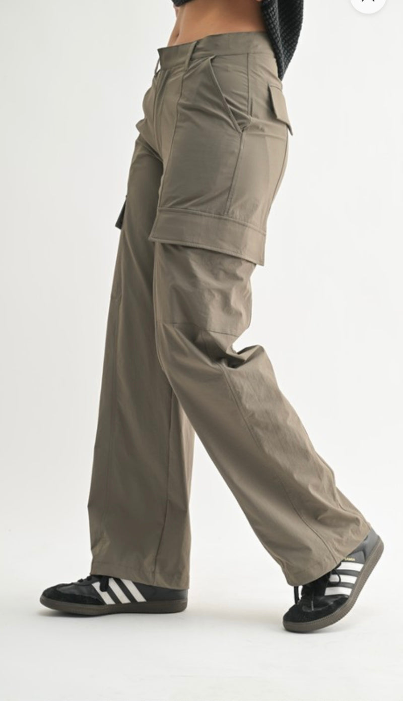 Mid-Rise Wide Leg Cargo Pants