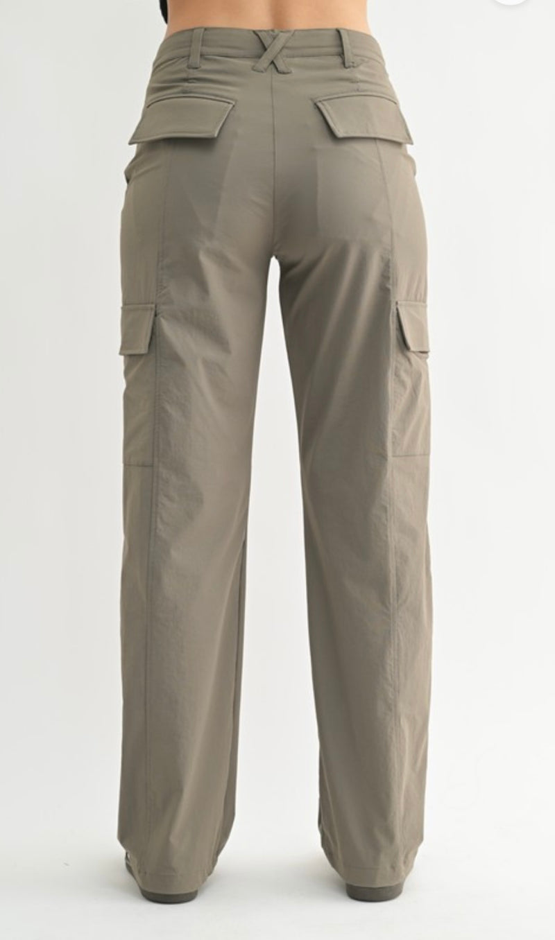 Mid-Rise Wide Leg Cargo Pants